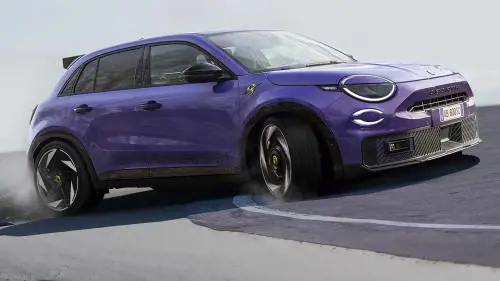 Abarth 600e, ecco com’è fatto lo Scorpione più potente di sempre
