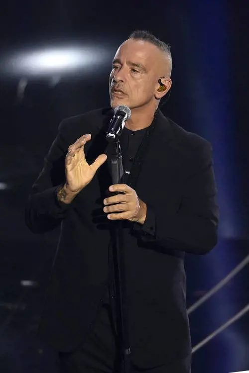 "Basta guerra, basta sangue". Il monologo pacifista di Eros Ramazzotti a Sanremo