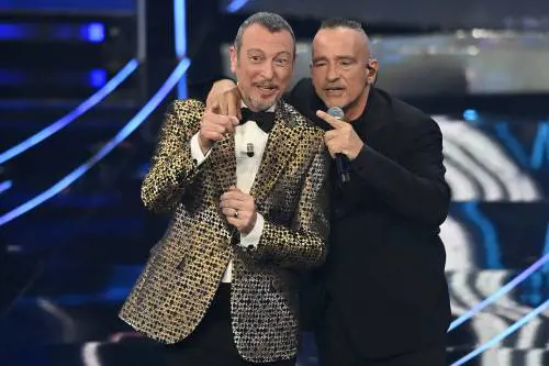 "Mi fai fare il Ballo del Qua Qua?". Ramazzotti sfotte Amadeus sul caso John Travolta