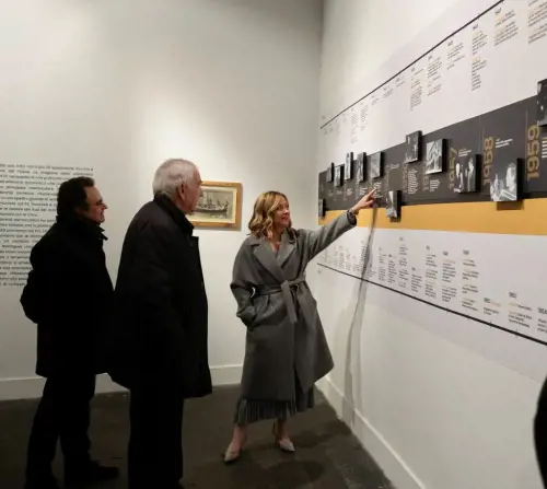 "Il racconto di una storia politica". Meloni visita la mostra dedicata a Berlinguer