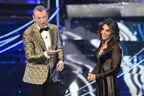 "T'ho lasciato qua e ti ritrovo". Lo sfottò di Sabrina Ferilli a Amadeus