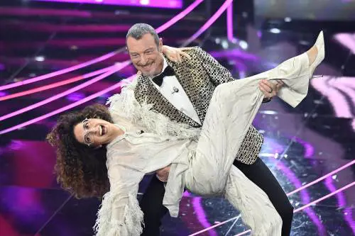 Sanremo 2024: ecco il look della terza serata del Festival di conduttore, co-conduttrice e ospiti