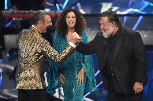 "What that f...". E Crowe lancia una frecciatina contro Travolta a Sanremo