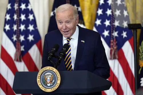 Biden contro Donald. "Cerca solo vendetta". La caccia ai moderati dopo i sondaggi flop