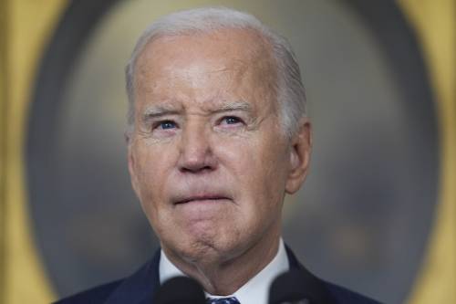 La memoria, il report, le gaffe: Biden travolto dalla bufera sull'età