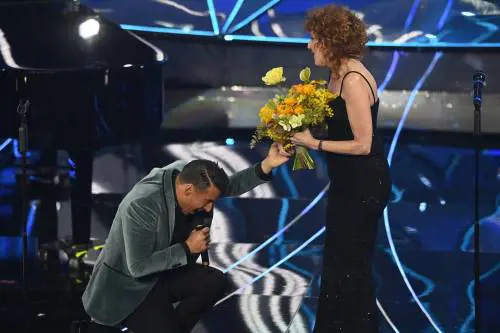 Gabbani si inginocchia ancora: l'omaggio a Fiorella Mannoia dopo 7 anni