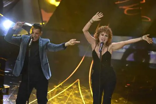 Sanremo 2024: ecco il look della quarta serata del Festival di Fiorella Mannoia