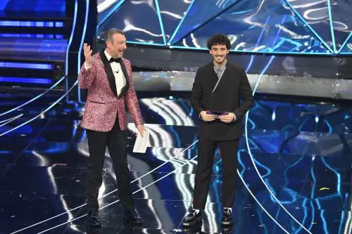 Sanremo 2024: ecco il look della quarta serata del Festival di conduttore, co-conduttrice e ospiti