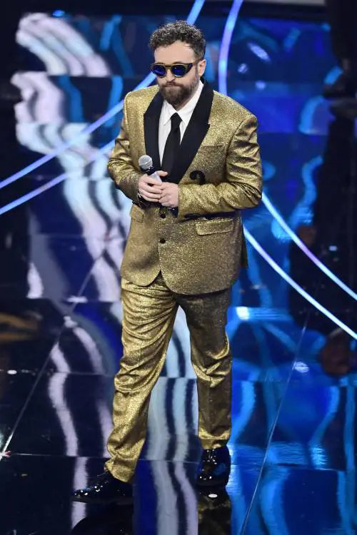 Sanremo 2024: ecco il look della quarta serata del Festival di Dargen D’Amico