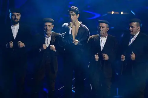 Sanremo 2024: ecco il look della quarta serata del Festival da Mahmood
