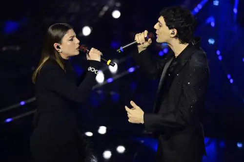 Sanremo 2024: ecco il look della quarta serata del Festival di Emma