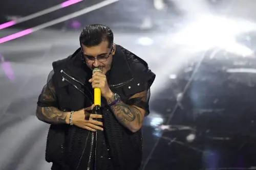 I fischi dell'Ariston a Geolier sono lo specchio delle nostre fratture