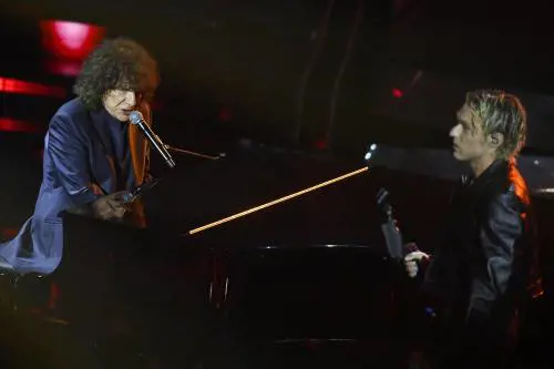 Lezioni dei "vecchi" ai giovani artisti. La serata delle cover è una festa pop