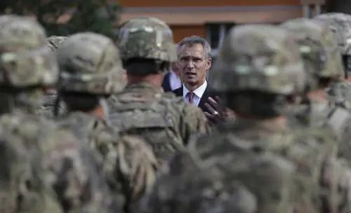 Stoltenberg serra i ranghi: "Guerra decennale con la Russia, l'Europa si riarmi"