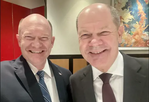 "Chi è chi?". Scholz e la somiglianza choc con un senatore Usa