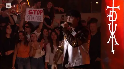 Bandiere della Palestina e "stop al genocidio": slogan pro Gaza a Sanremo