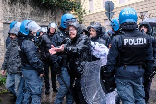Corteo per Salis, tensione con gli anarchici. L'Italia a Budapest: "Cancellate il murales"