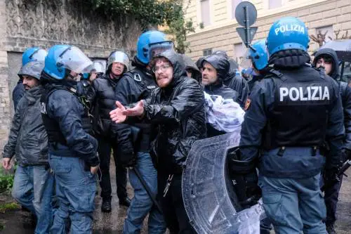Corteo per Salis, tensione con gli anarchici. L'Italia a Budapest: "Cancellate il murales"