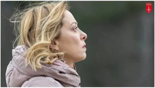 Foto della Meloni a testa in giù: il post choc del presidente del museo. Che poi si scusa