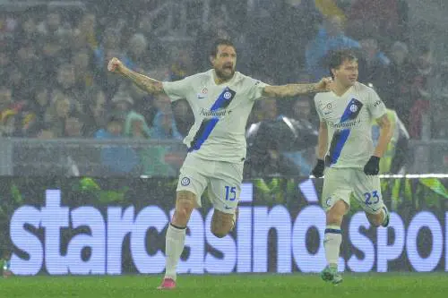 Acerbi segna e poi mostra il dito medio ai tifosi della Roma: il gesto choc