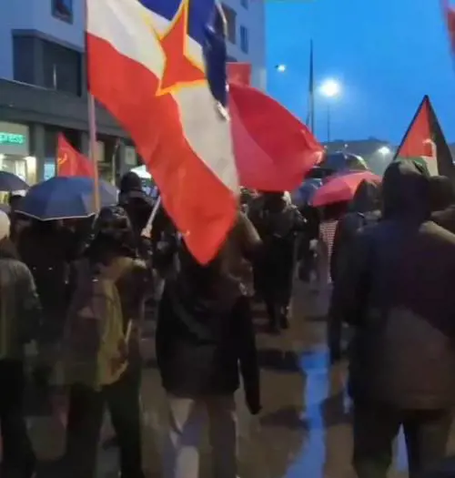 Una delle bandiere jugoslave sventolate durante il corteo