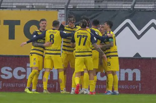 Serie B, il Parma tenta la fuga. Che bagarre in zona playoff