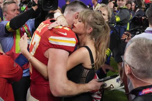 I fischi, il bacio e il palco da un milione di dollari: ecco il Super bowl di Taylor Swift