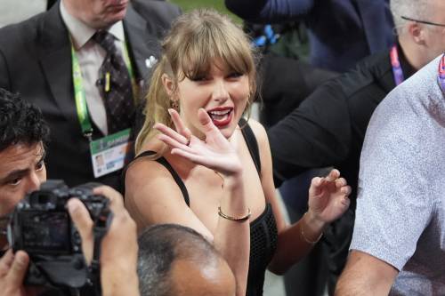 Super Bowl, Taylor Swift festeggia con il fidanzato