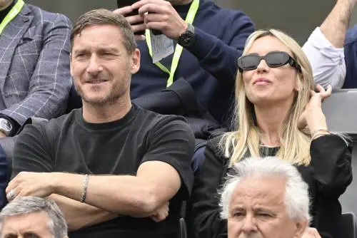 Totti chiede lo sconto sull'assegno familiare. Ma i bonifici milionari lo inguaiano