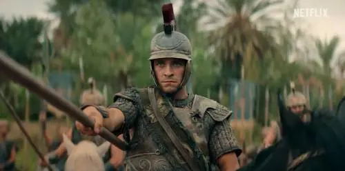 "Pensa solo alla sua omosessualità". Bufera contro la serie Netflix su Alessandro Magno