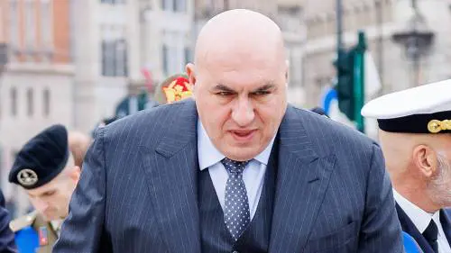 Crosetto in ospedale. La corsa in ambulanza dal Quirinale