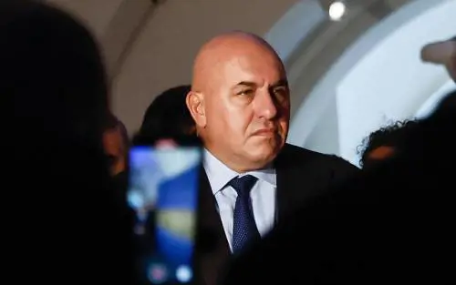 "Il karma...". Deliri no vax contro Crosetto: i messaggi choc
