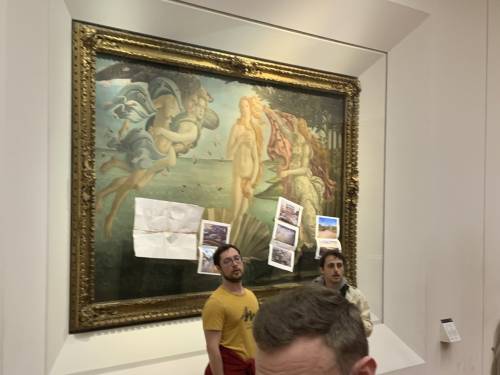 Ultima Generazione, blitz agli Uffizi di Firenze: presa di mira la Venere di Botticelli