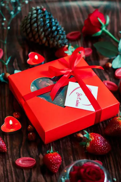 San Valentino 2024: 10 regali romantici da farsi a 60 anni