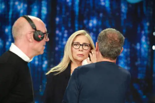 Gelo a Domenica In, Mara Venier sbotta durante l'intervista alla vedova di Mike Bongiorno