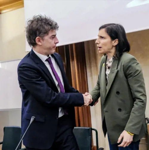 Cinque stelle contestati durante il convegno "No Ilva" di Diodato e Riondino