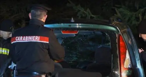 Schianto contro gli alberi, bimbo di 5 anni muore. Salvo il fratello maggiore e la mamma