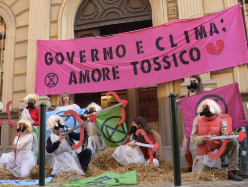 "Governo e clima, amore tossico". Ecovandali in azione con la scusa di San Valentino