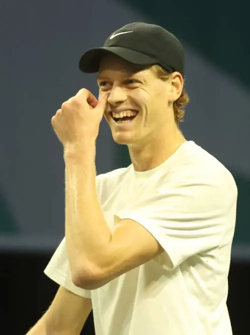 Sinner "pensiona" il rovescio degli (ex) big del tennis