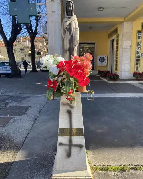 La statua imbrattata