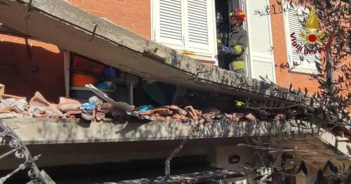 Roma, crolla balcone e travolge una donna: uccisa una 70enne