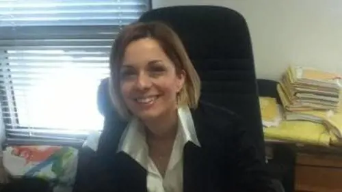 Finge di volersi pentire per tagliare la gola alla pm