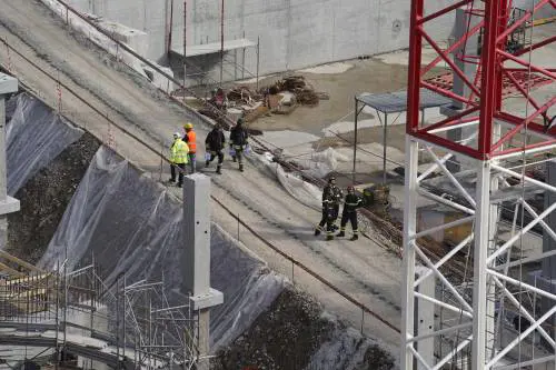 "Un boato fortissimo, poi le urla". Così è crollato il cantiere a Firenze