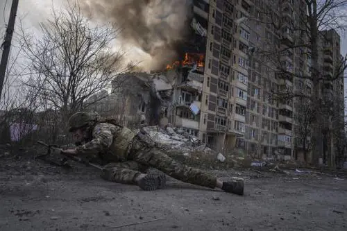 Avdiivka è dei russi, Donetsk nel mirino. Ora le difese ucraine rischiano di arretrare di altri 20 chilometri
