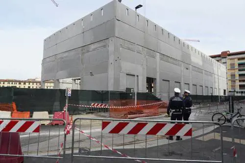 Crollo a Firenze, il sospetto che due operai fossero irregolari