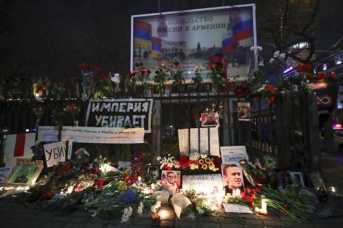 "Non è  in obitorio": mistero sul corpo di Navalny. Proteste e arresti in Russia