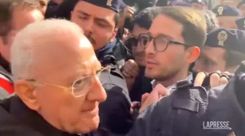"Ci dovete caricare e uccidere". Le urla choc di De Luca contro i poliziotti