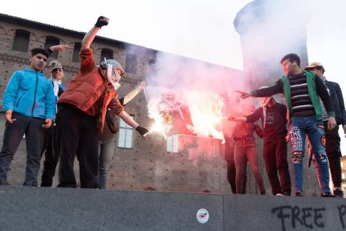 La foto di Meloni bruciata a Torino. Ora lo sciopero "contro il genocidio"