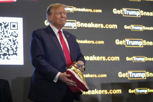 Dorate e con la bandiera degli Usa: Trump presenta le sue sneakers, che sono già introvabili