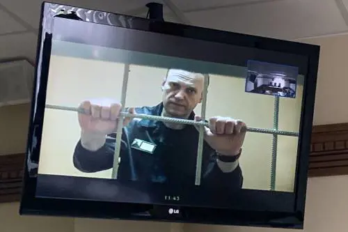 I lividi sul petto e l'ospedale siberiano: il giallo sul corpo di Navalny